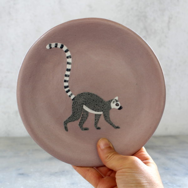 Assiette artisanale Lémurien en grès décorée à la main