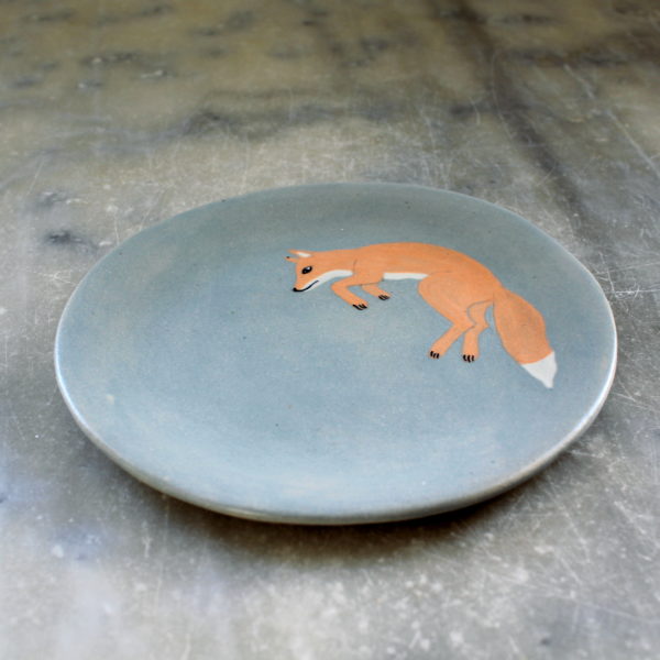 Assiette artisanale Renard en grès décoré aux engobes