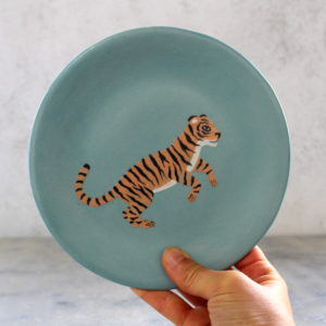 Assiette artisanale Tigre en grès décorée à la main