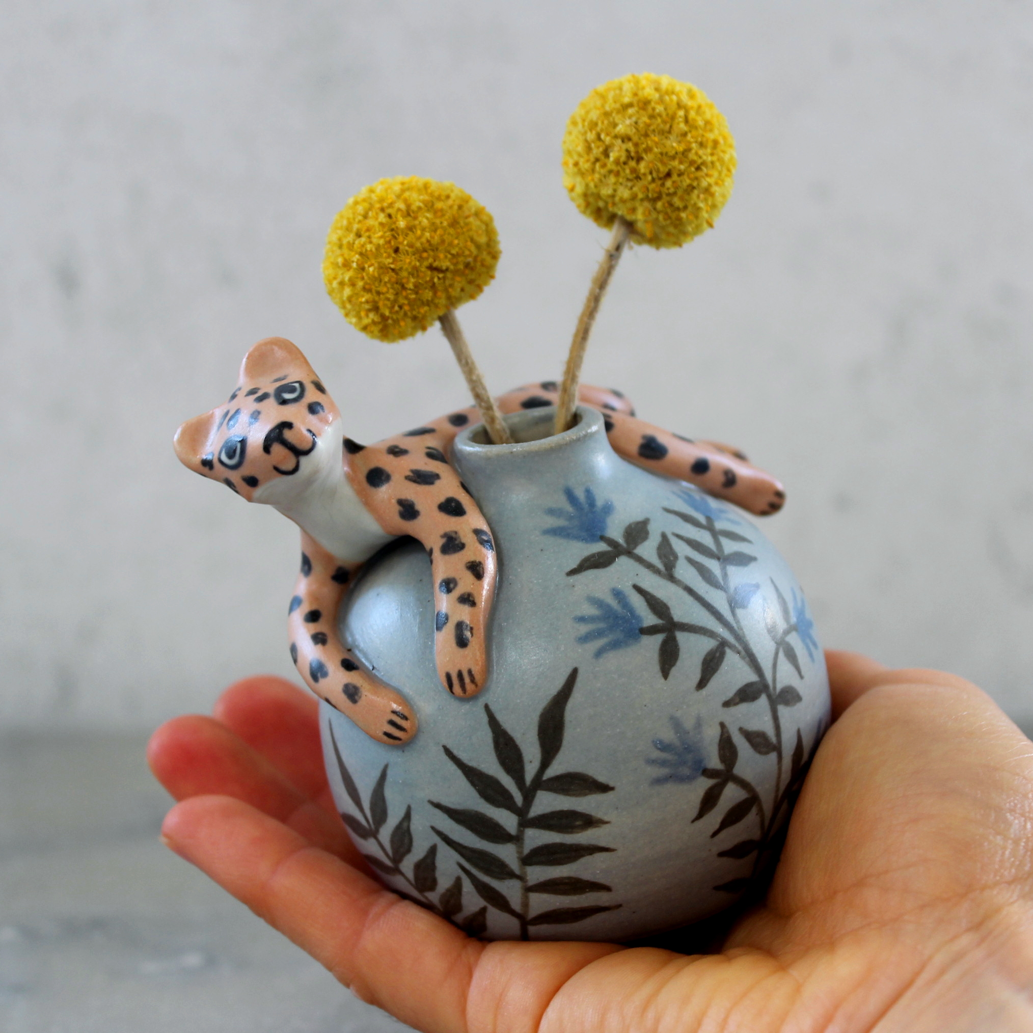 Mini vase modelé Léopard en grès décoré aux engobes. Pièce unique, céramique artisanale.
