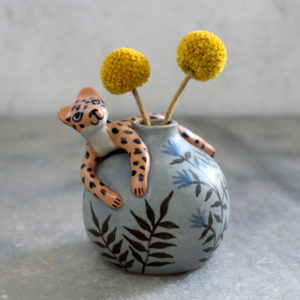 Mini vase modelé Léopard en grès décoré aux engobes. Pièce unique, céramique artisanale.
