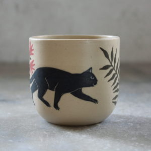 Tasse artisanale en grès décorée à la main par Anaïs Trivier. Modèle Chat noir