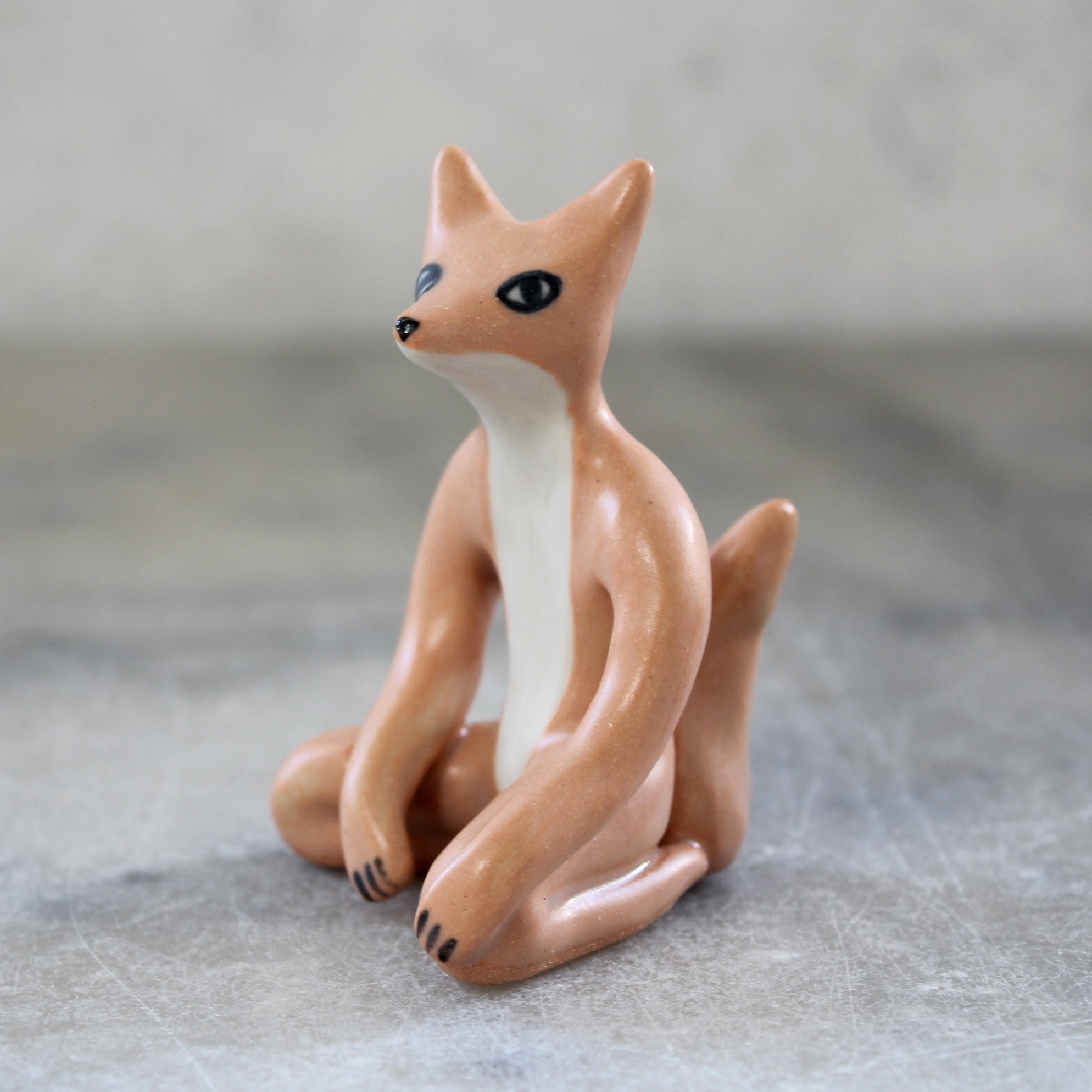 Modelage petit renard yogi sur les genoux par Anaïs Trivier