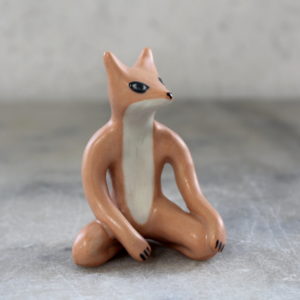 Modelage petit renard yogi sur les genoux par Anaïs Trivier