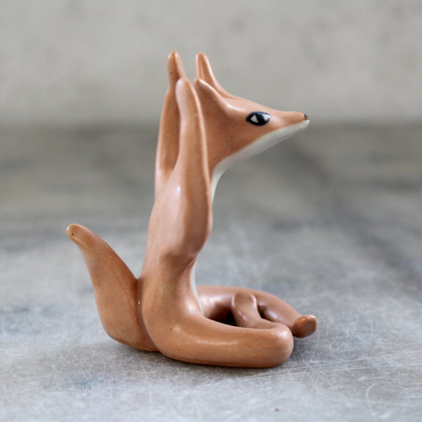Modelage petit renard yogi, position bras cactus.