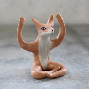 Modelage petit renard yogi, position bras cactus.