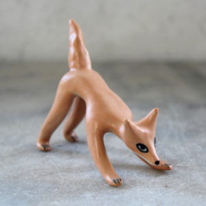 Modelage petit renard yogi, position chien tête en bas.