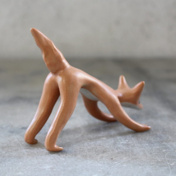 Modelage petit renard yogi, position chien tête en bas.