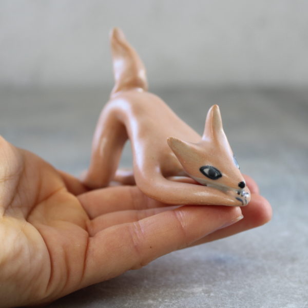 Modelage petit renard yogi, position du chiot par Anaïs Trivier