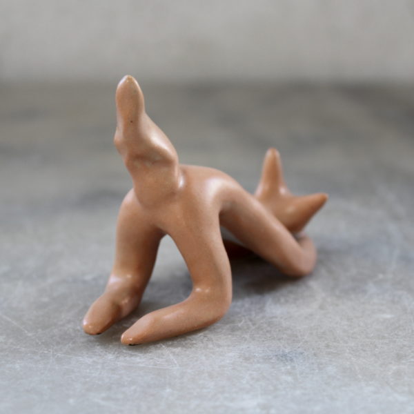 Modelage petit renard yogi, position du chiot par Anaïs Trivier