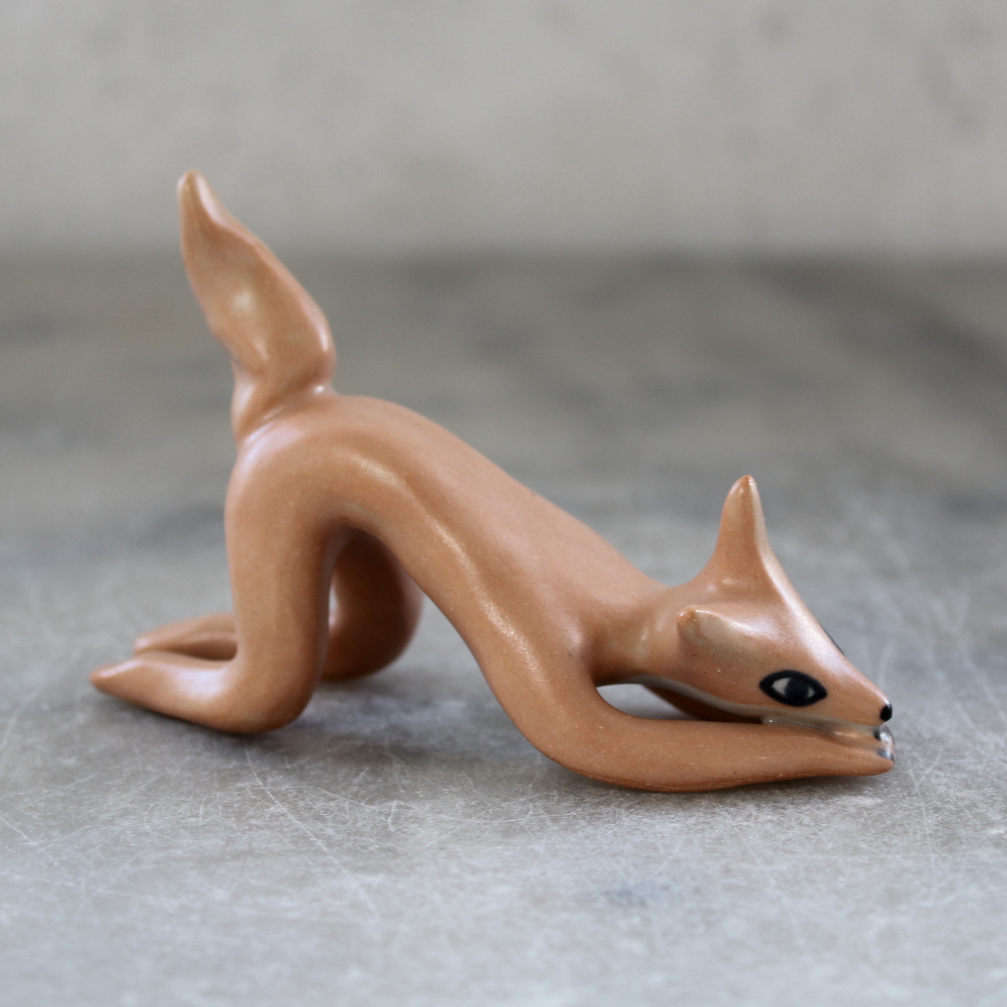 Modelage petit renard yogi, position du chiot par Anaïs Trivier