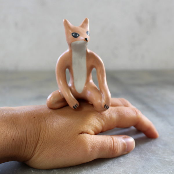 Modelage petit renard yogi sur les genoux par Anaïs Trivier