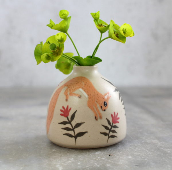 Mini vase écureuil tourné en grès et décoré par Anaïs Trivier.