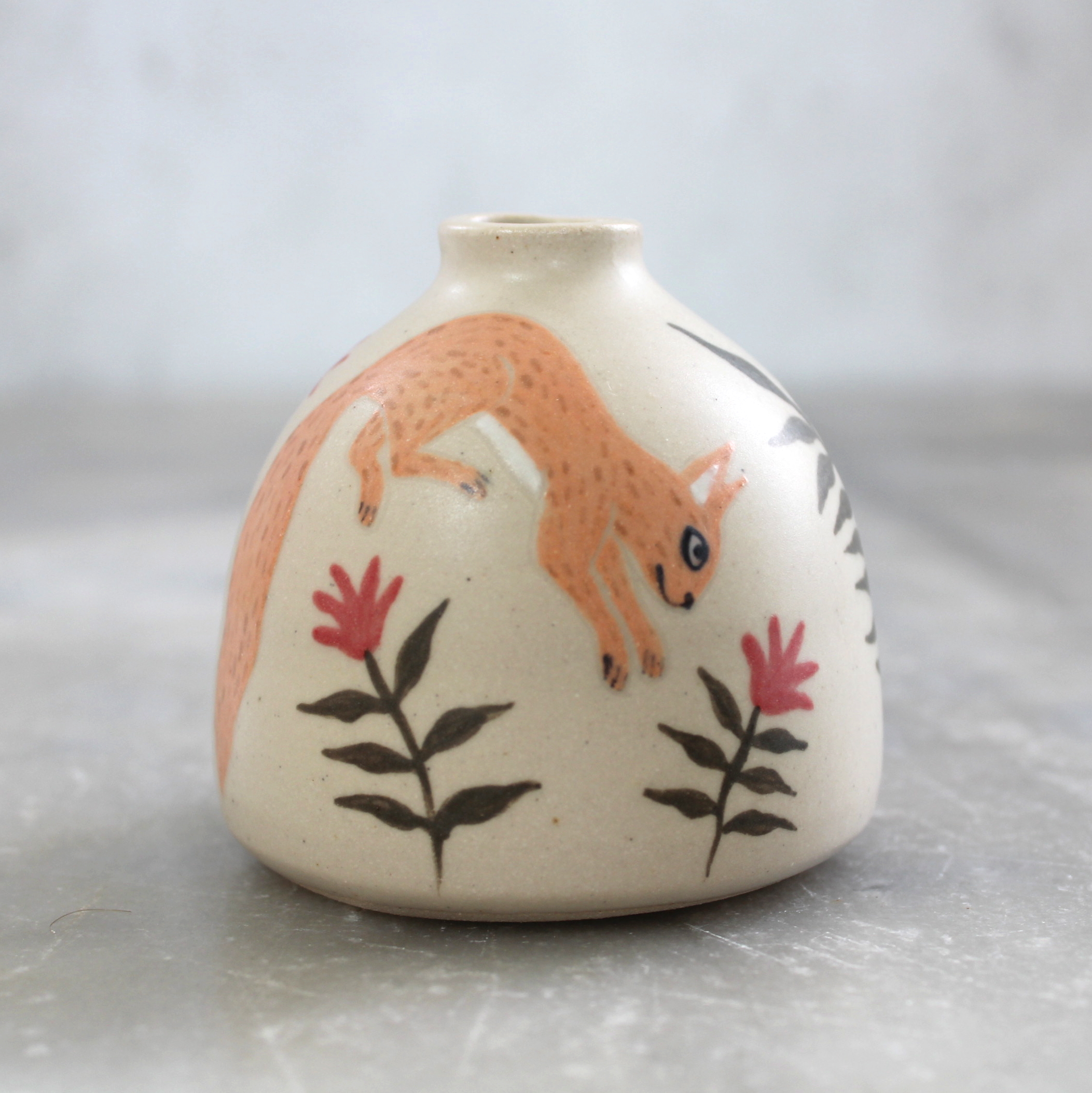 Mini vase écureuil tourné en grès et décoré par Anaïs Trivier.