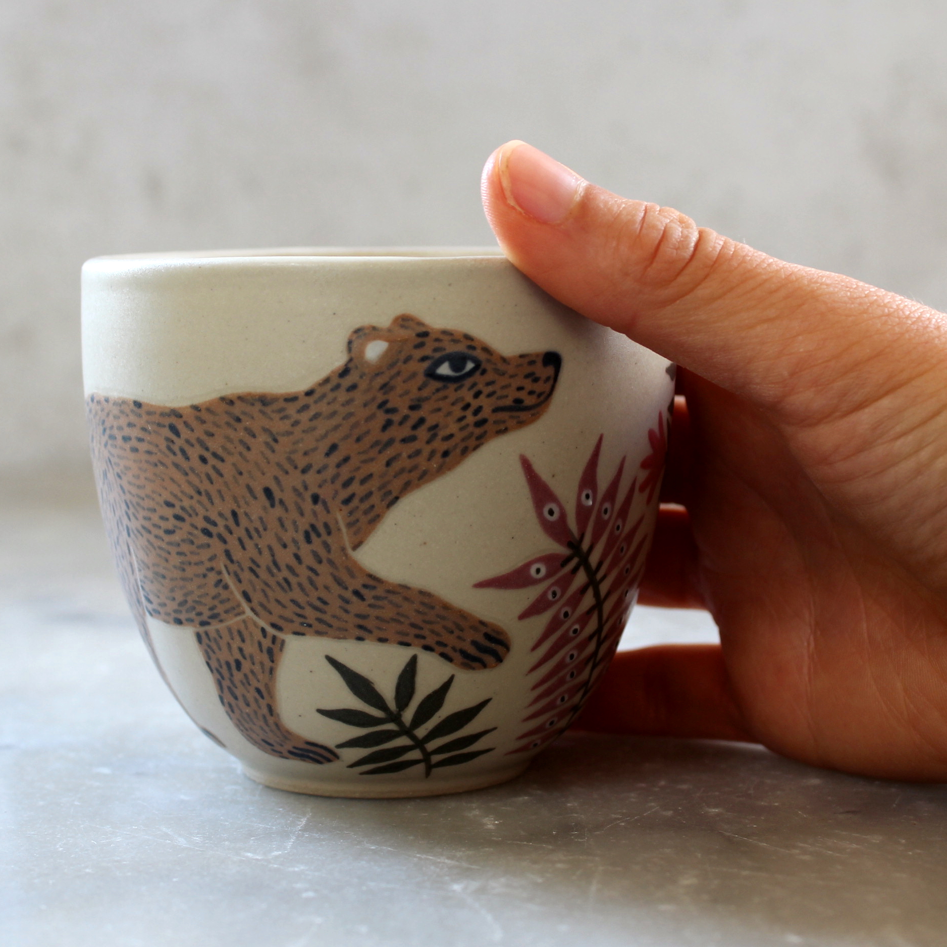 Gobelet Ours tourné en grès et décoré à la main. Pièce unique. Céramique artisanale française.