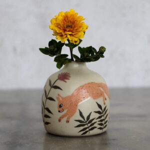 Mini vase Ecureuil tourné en grès et décoré à la main par Anaïs Trivier. Pièce unique