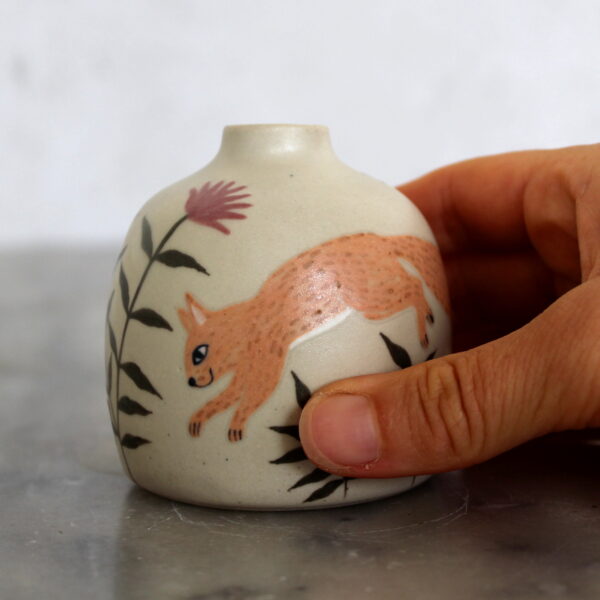 Mini vase Ecureuil tourné en grès et décoré à la main par Anaïs Trivier. Pièce unique