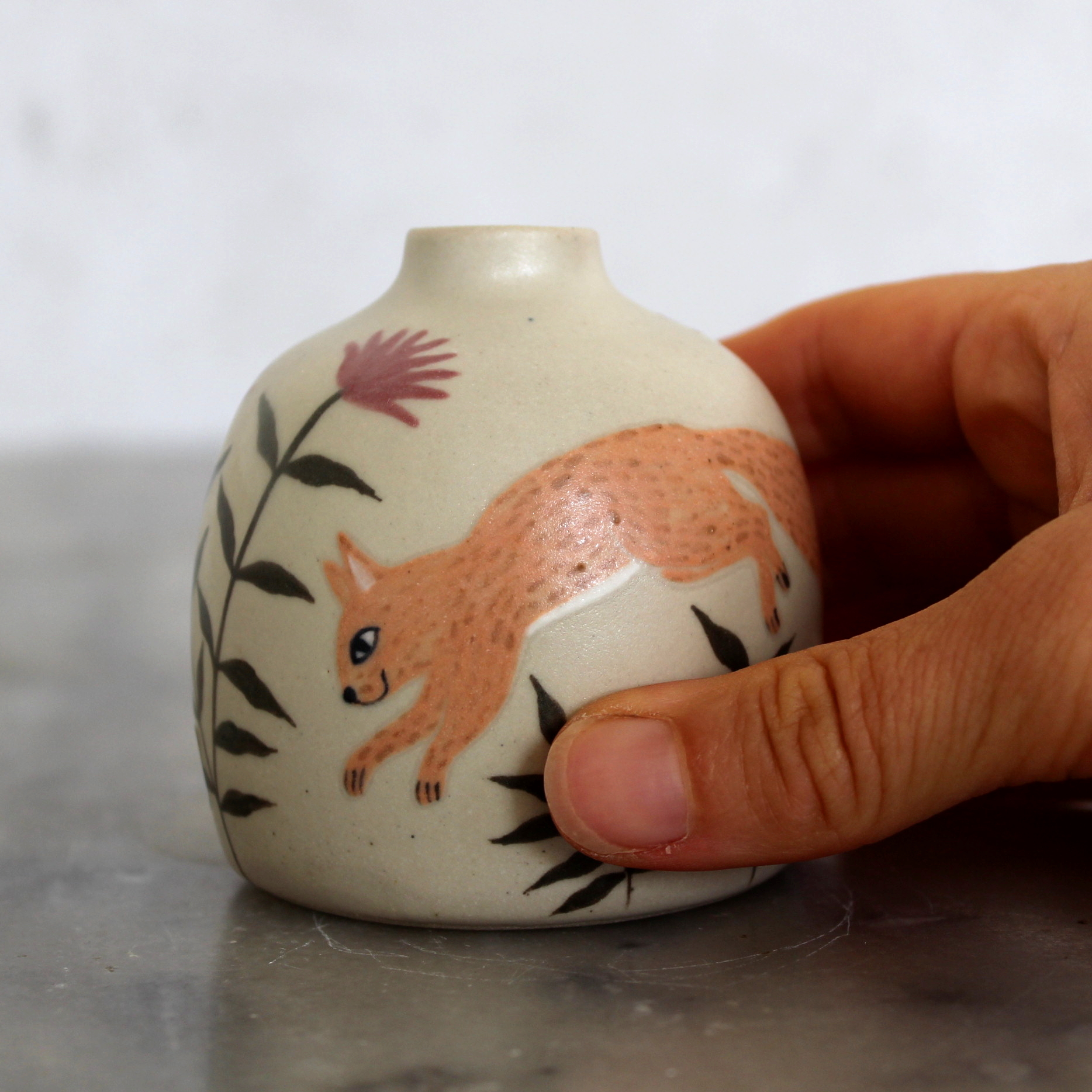 Mini vase Ecureuil tourné en grès et décoré à la main par Anaïs Trivier. Pièce unique
