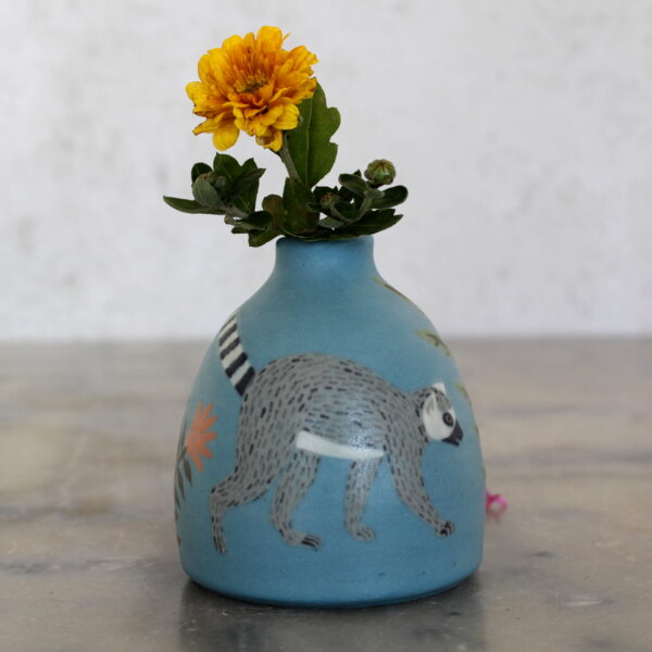 Mini vase Lémurien tourné en grès et décoré à la main par Anaïs Trivier. Pièce unique