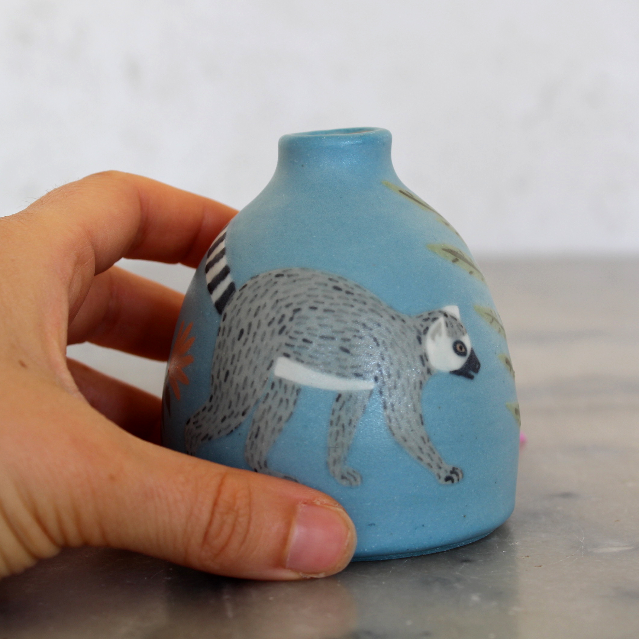 Mini vase Lémurien tourné en grès et décoré à la main par Anaïs Trivier. Pièce unique