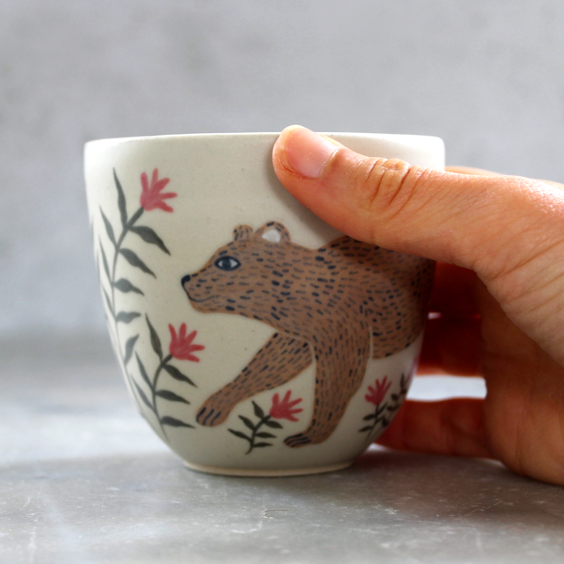 Sans titre Gobelet Ours tourné en grès et décoré à la main. Pièce unique. Céramique artisanale française.