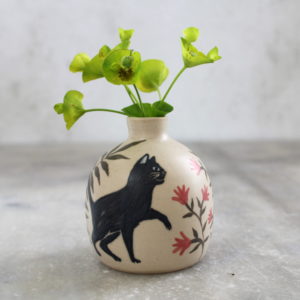 Mini vase Chat noir tourné en grès, illustré par Anaïs Trivier. Céramique artisanale.
