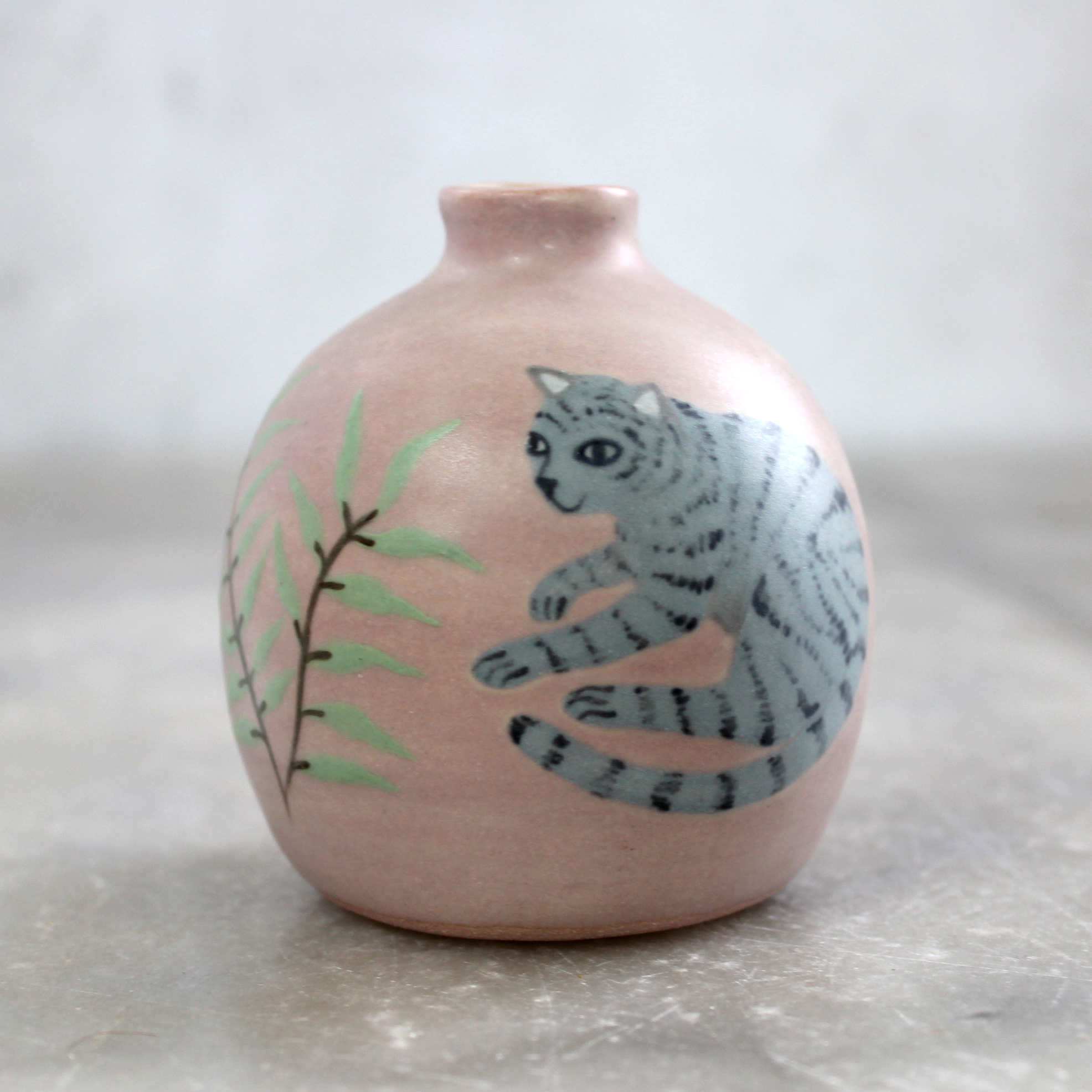 Mini vase Chat gris tourné en grès et illustré par Anaïs Trivier.