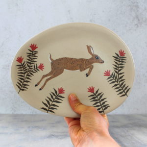 Plat Biche en grès illustré par Anaïs Trivier. Céramique artisanale.