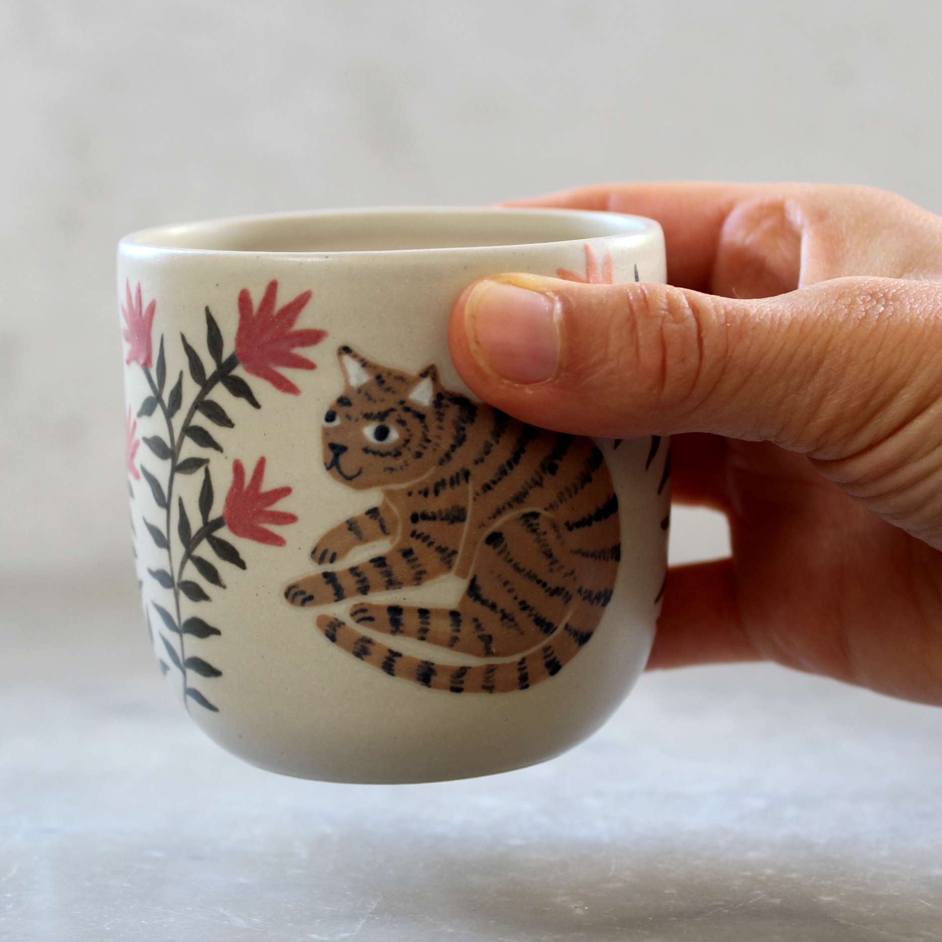 Tasse Chat brun tournée en grès et illustrée à la main par Anaïs Trivier