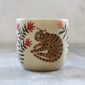 Tasse Chat brun tournée en grès et illustrée à la main par Anaïs Trivier