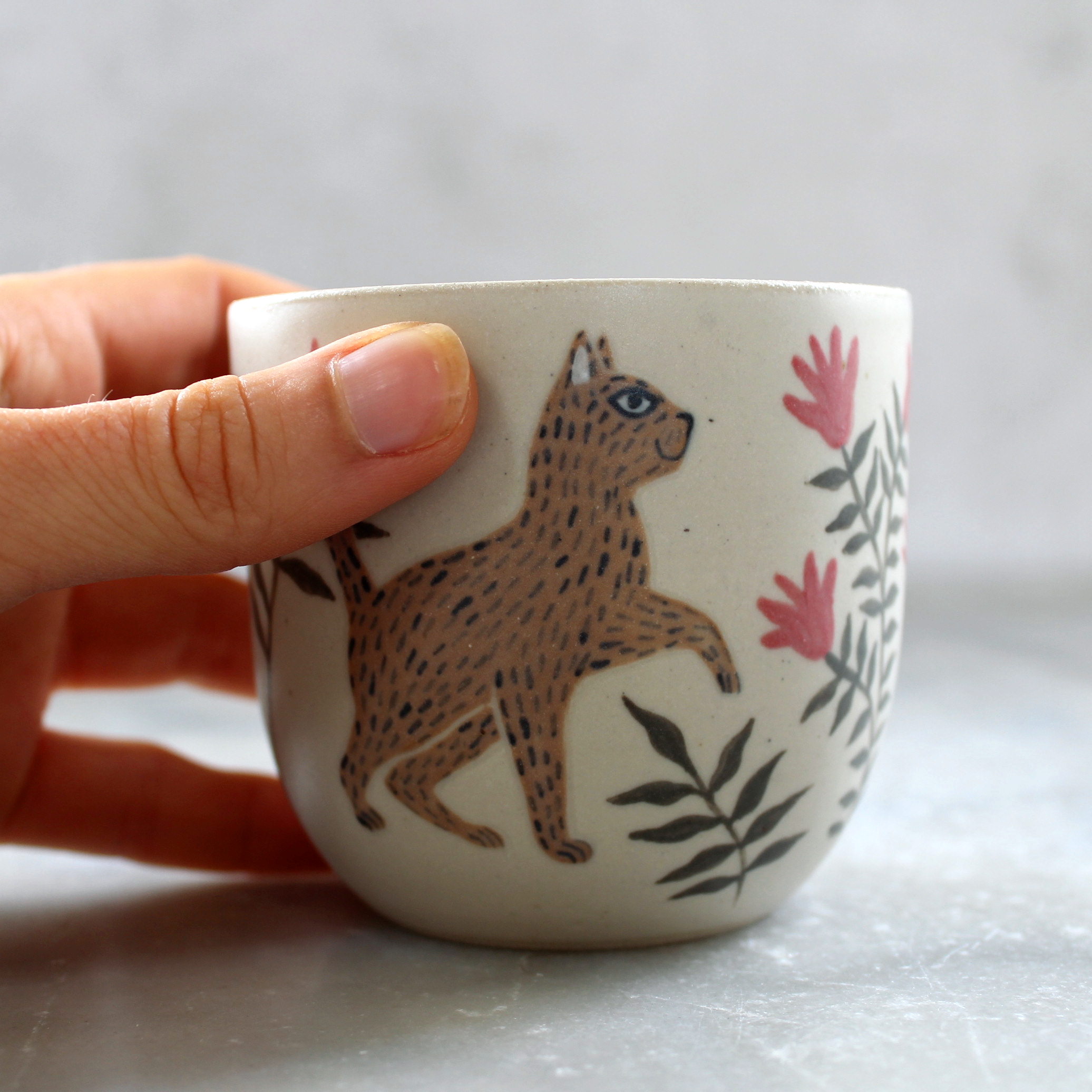 Tasse Chat brun tournée en grès et illustrée à la main par Anaïs Trivier