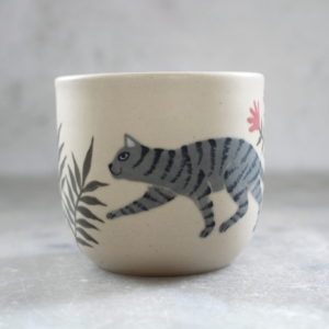 Tasse Chat gris tigré tournée en grès et illustrée à la main par Anaïs Trivier