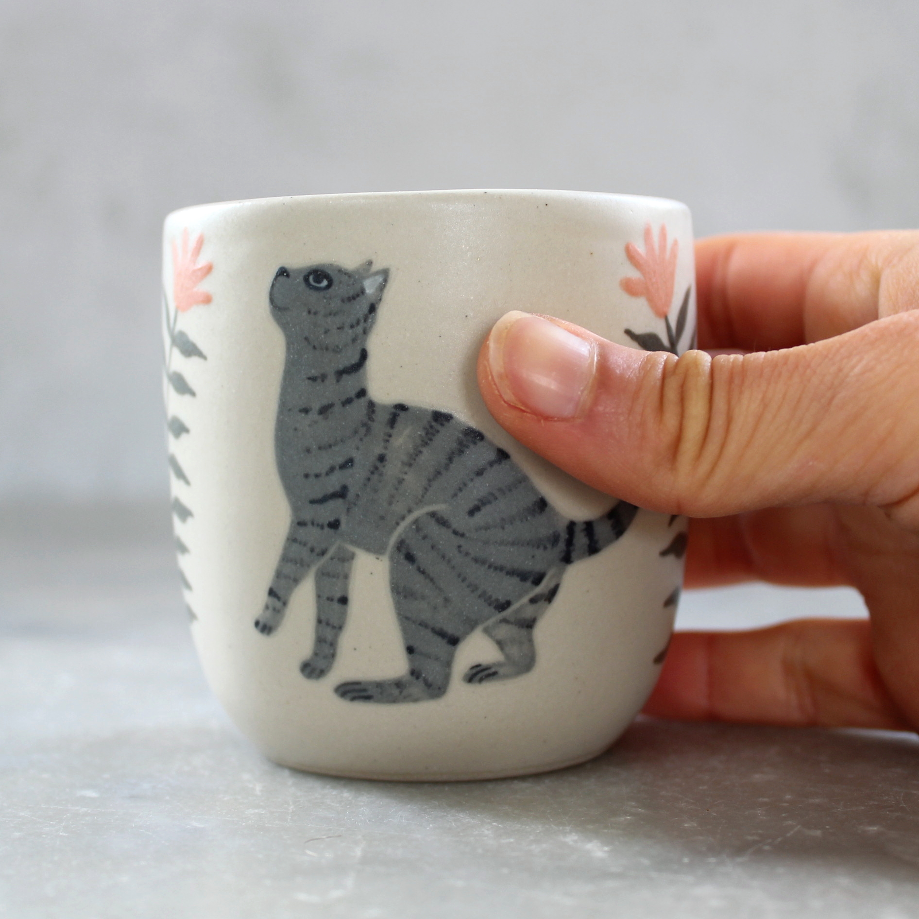 Tasse Chat gris tournée en grès et illustrée à la main par Anaïs Trivier