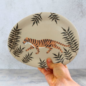 Plat Tigre en grès illustré par Anaïs Trivier. Céramique artisanale.