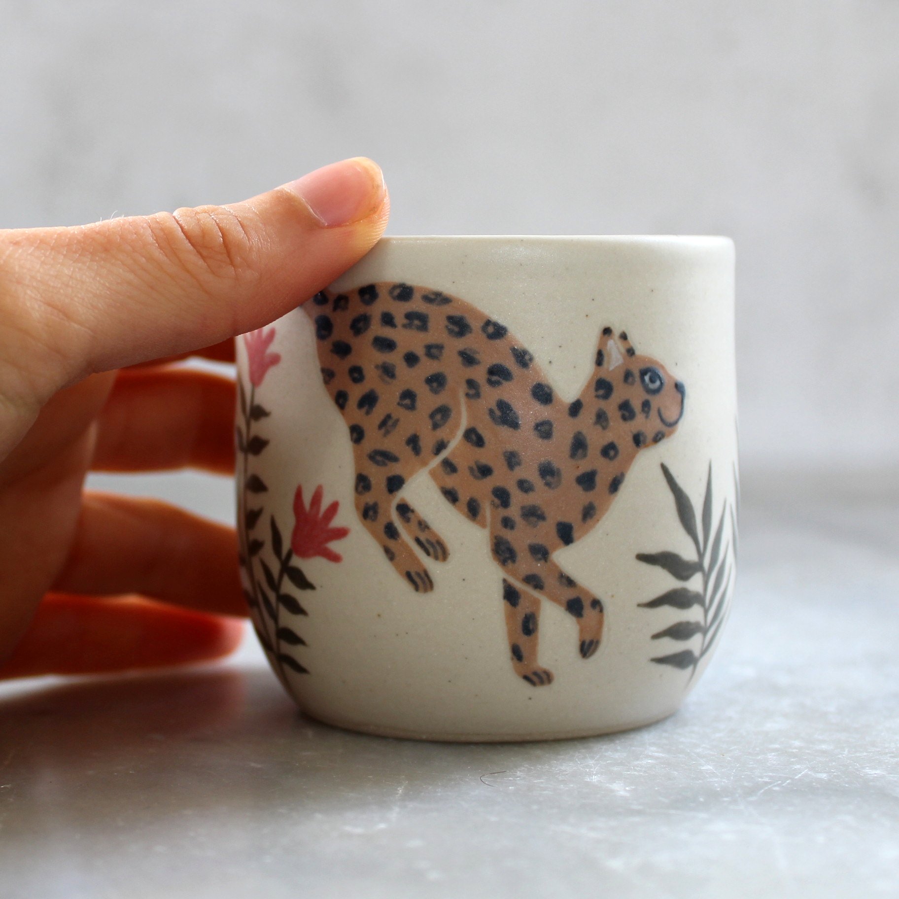 Tasse Chat léopard tournée en grès et illustrée à la main par Anaïs Trivier