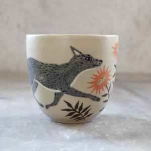 Gobelet Loup tourné en grès et décoré à la main. Pièce unique. Anaïs Trivier.