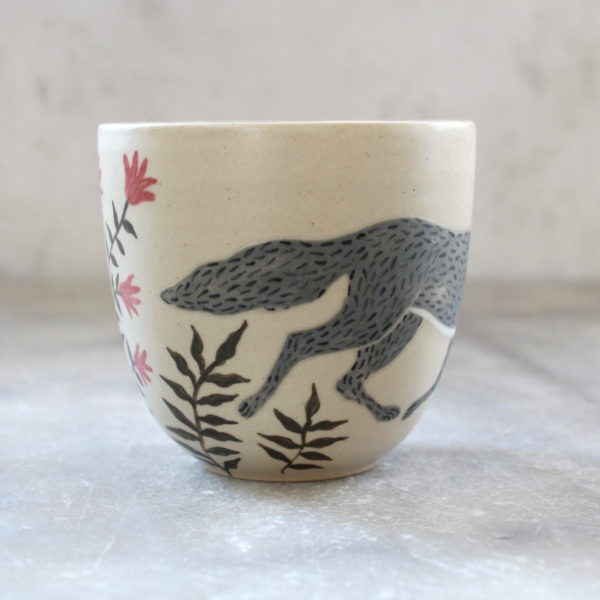 Gobelet Loup tourné en grès et décoré à la main. Pièce unique. Anaïs Trivier.