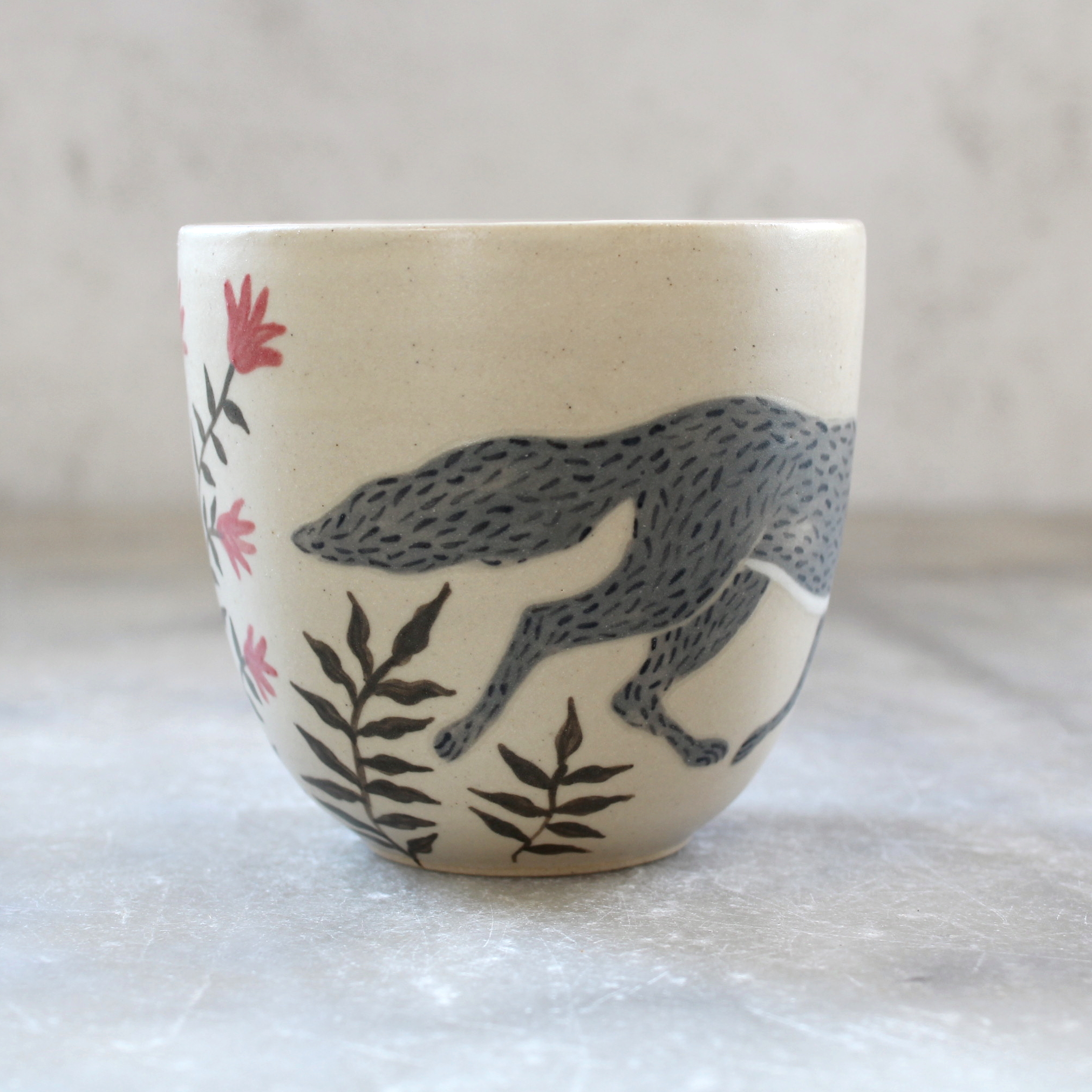 Gobelet Loup tourné en grès et décoré à la main. Pièce unique. Anaïs Trivier.