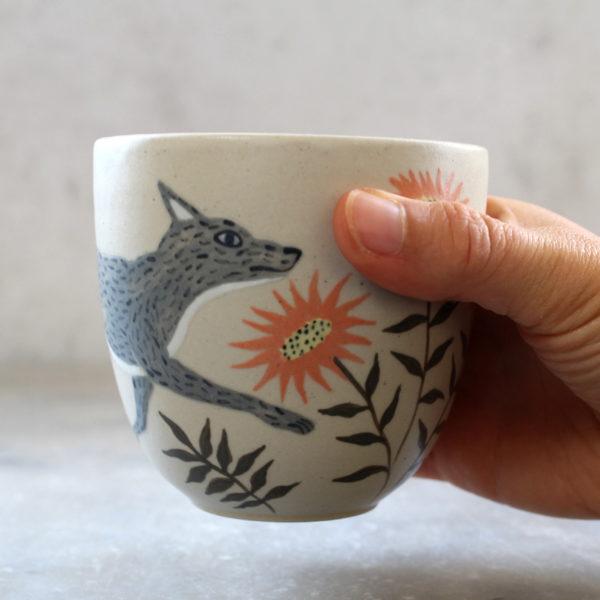 Gobelet Loup tourné en grès et décoré à la main. Pièce unique. Anaïs Trivier.