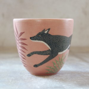 Gobelet Loup tourné en grès et décoré à la main. Pièce unique. Anaïs Trivier.