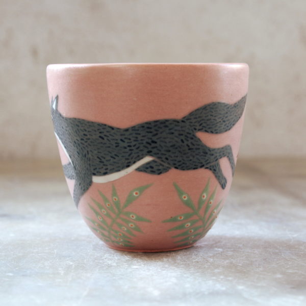 Gobelet Loup tourné en grès et décoré à la main. Pièce unique. Anaïs Trivier.