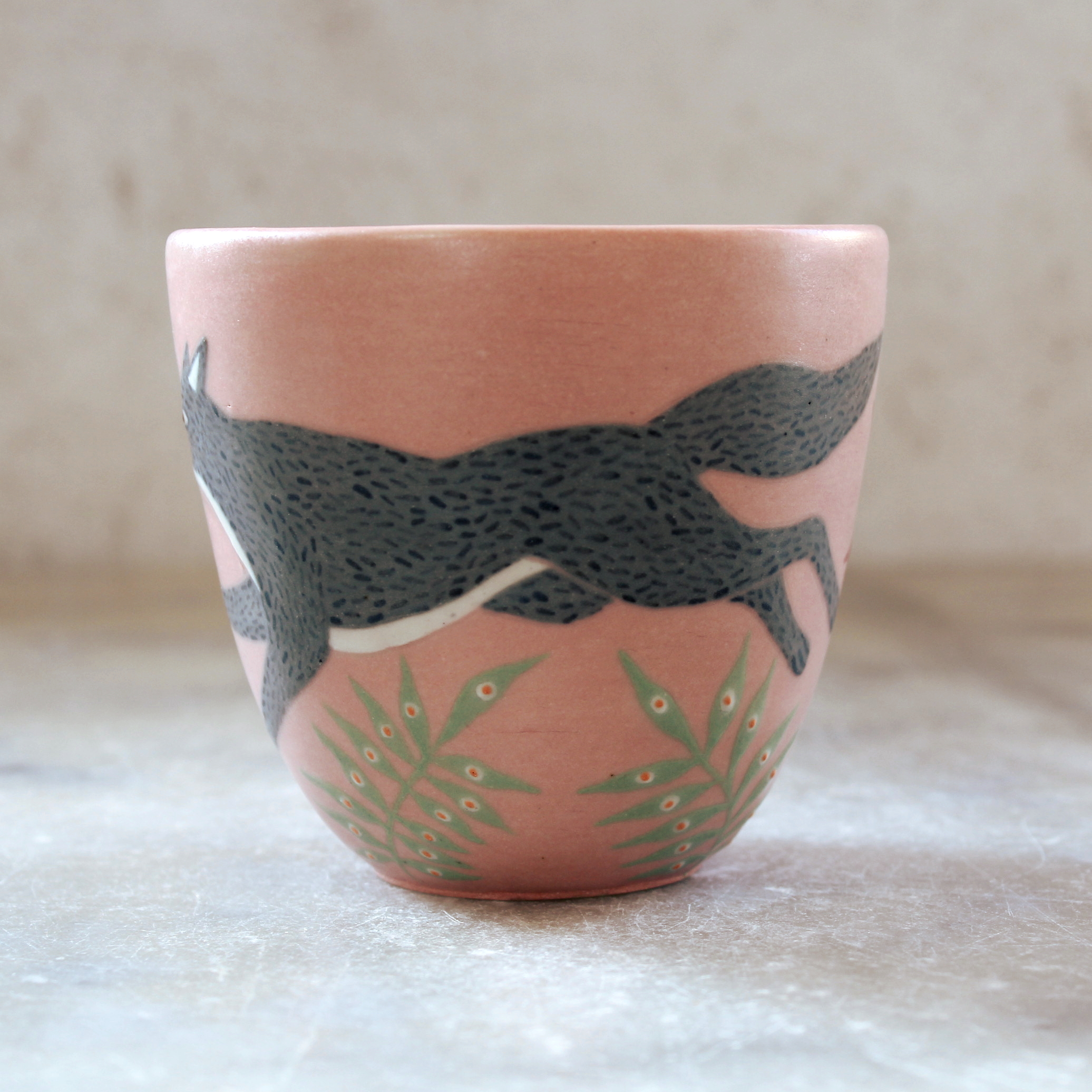Gobelet Loup tourné en grès et décoré à la main. Pièce unique. Anaïs Trivier.