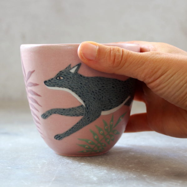 Gobelet Loup tourné en grès et décoré à la main. Pièce unique. Anaïs Trivier.
