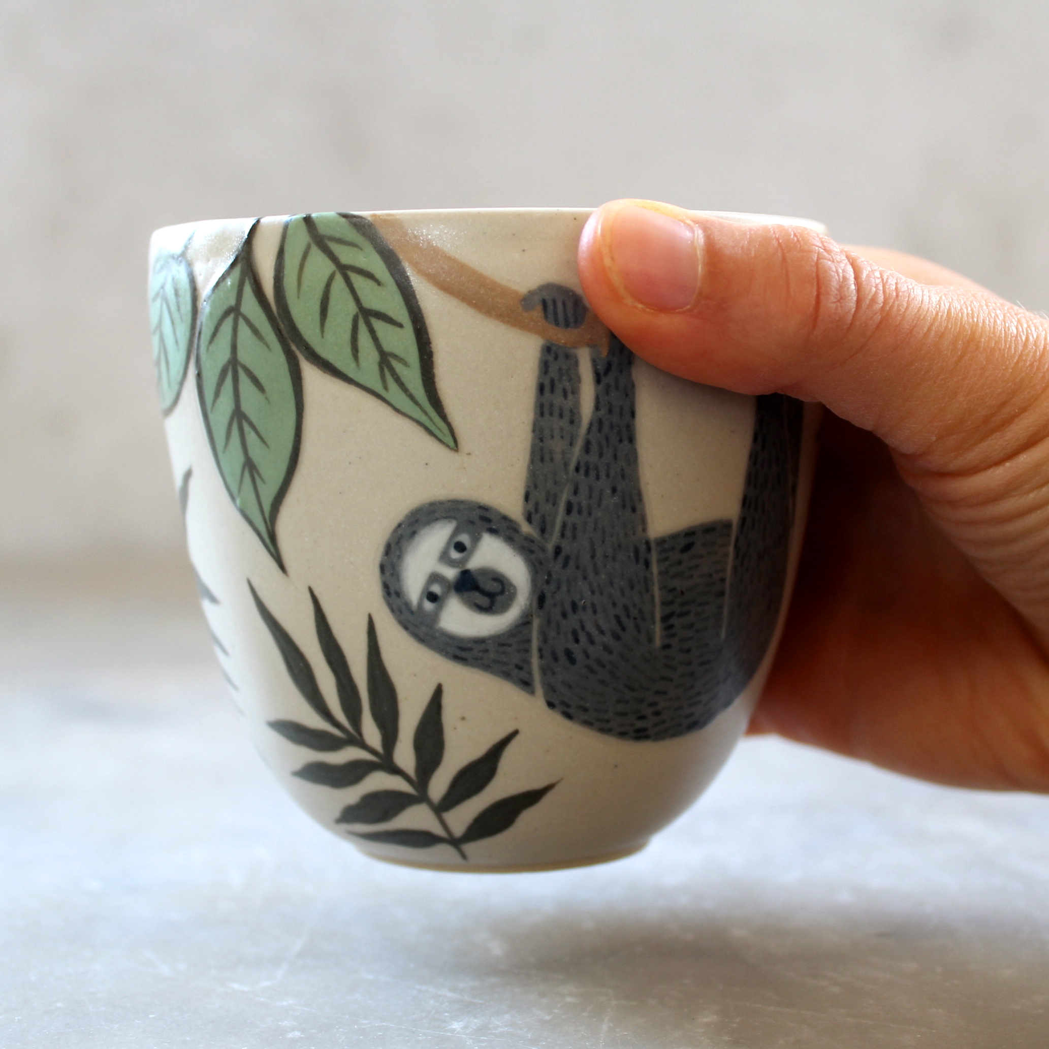 Tasse Paresseux en céramique fabriquée et illustrée par Anaïs Trivier