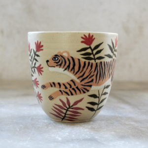 Gobelet Tigre tourné en grès et décoré à la main par Anaïs Trivier. Pièce unique. Céramique artisanale française.