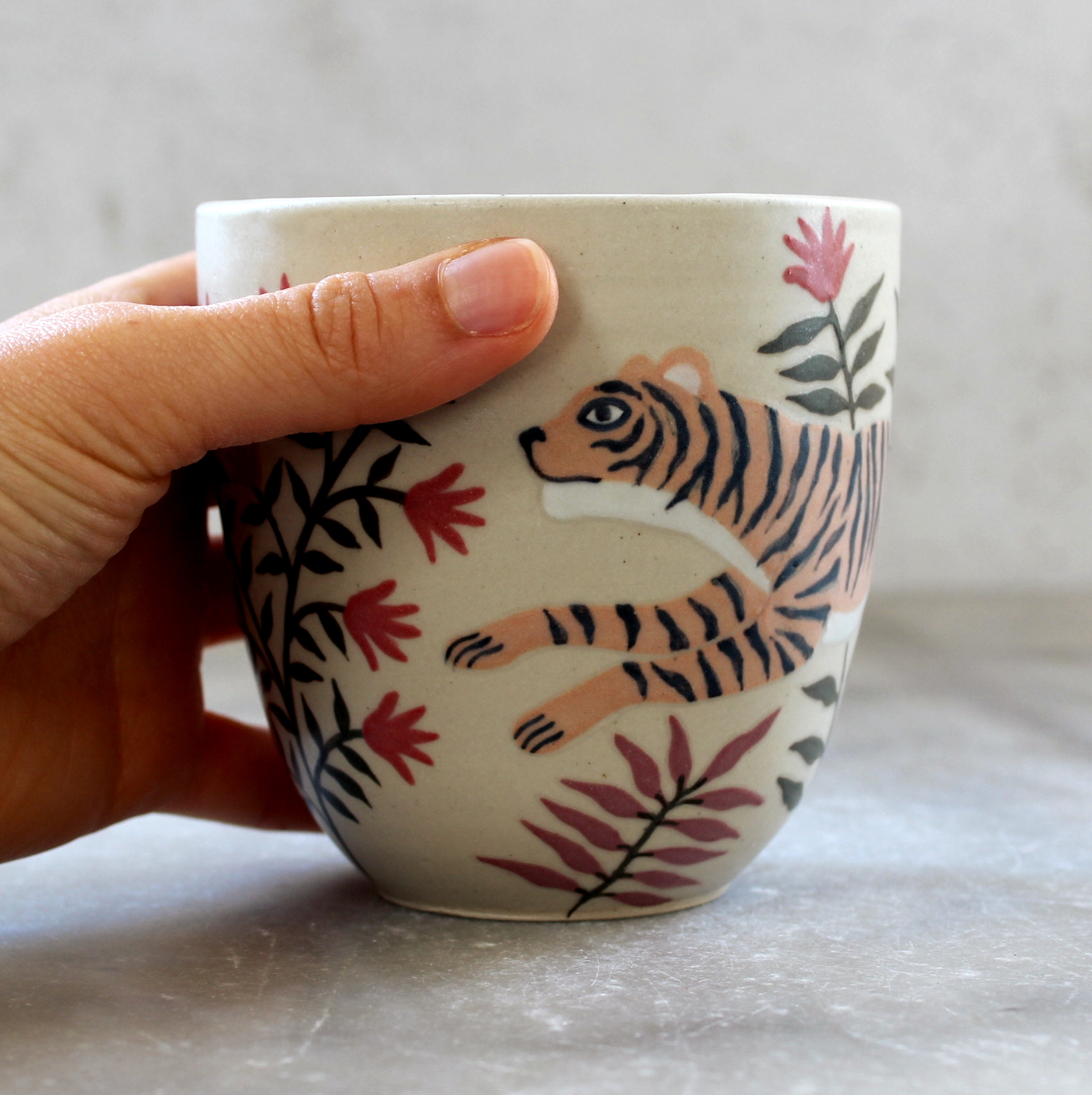 Gobelet Tigre tourné en grès et décoré à la main par Anaïs Trivier. Pièce unique. Céramique artisanale française.