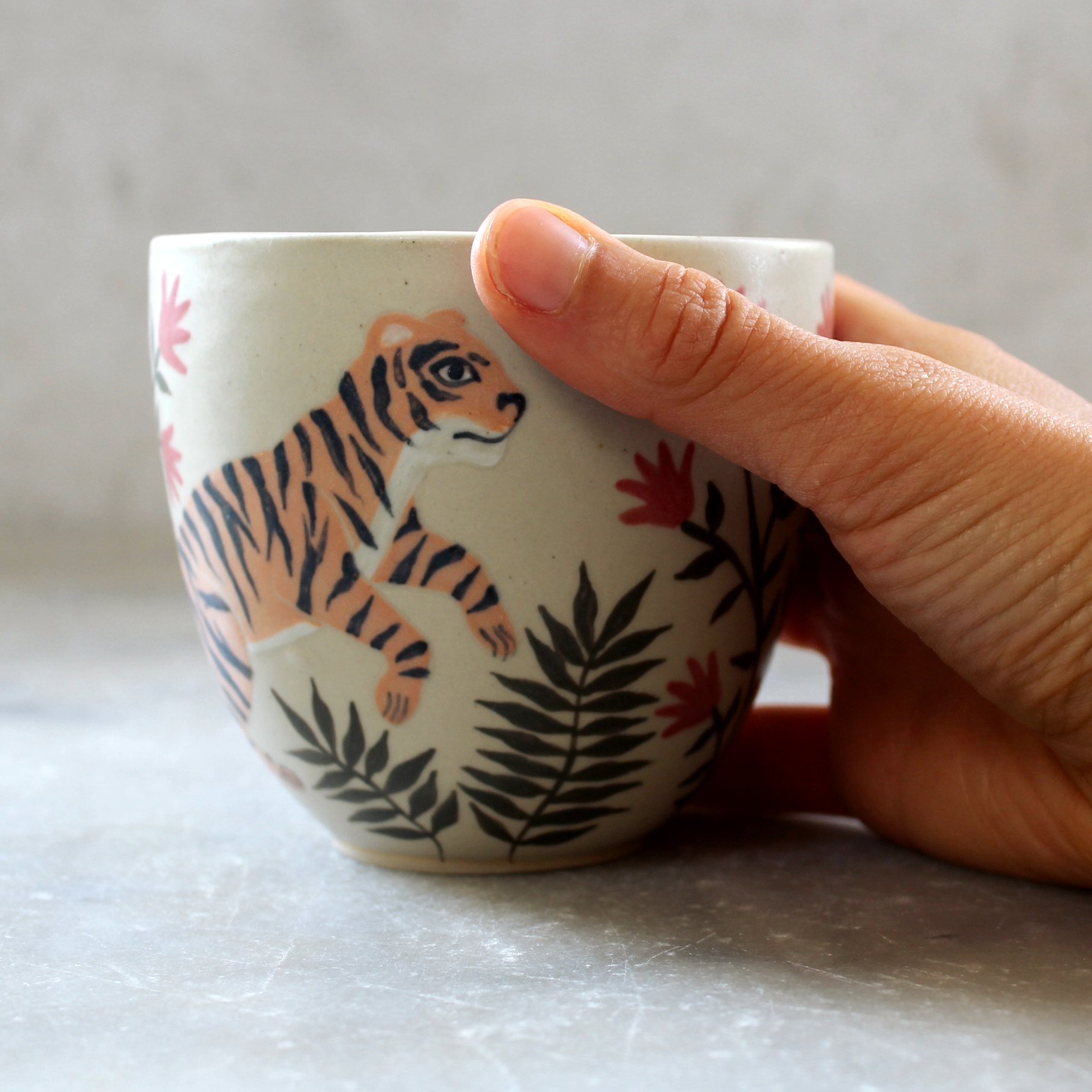 Gobelet Tigre tourné en grès et décoré à la main par Anaïs Trivier. Pièce unique. Céramique artisanale française.