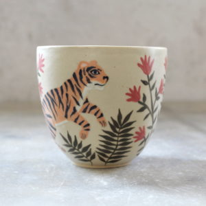 Gobelet Tigre tourné en grès et décoré à la main par Anaïs Trivier. Pièce unique. Céramique artisanale française.