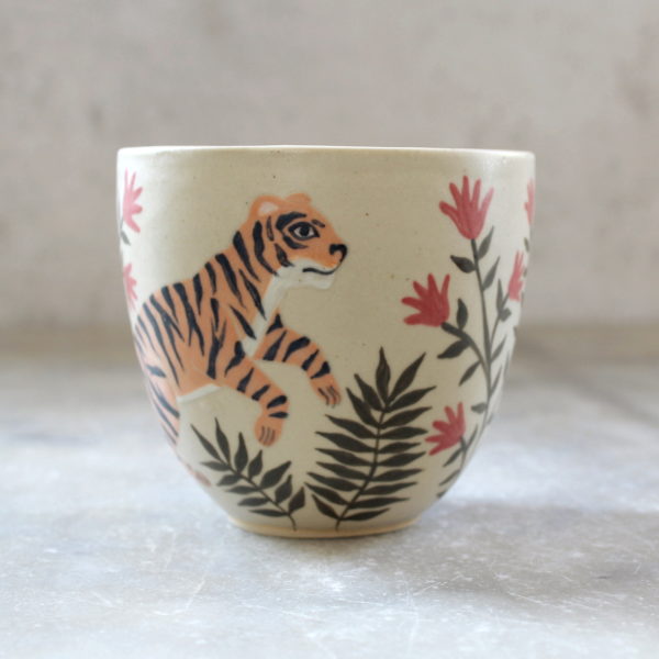 Gobelet Tigre tourné en grès et décoré à la main par Anaïs Trivier. Pièce unique. Céramique artisanale française.