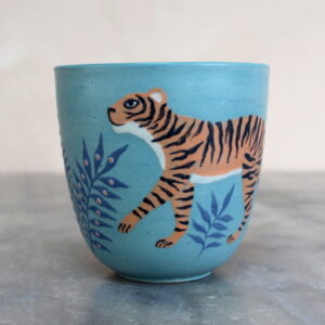 Gobelet Tigre tourné en grès et décoré à la main par Anaïs Trivier. Pièce unique.